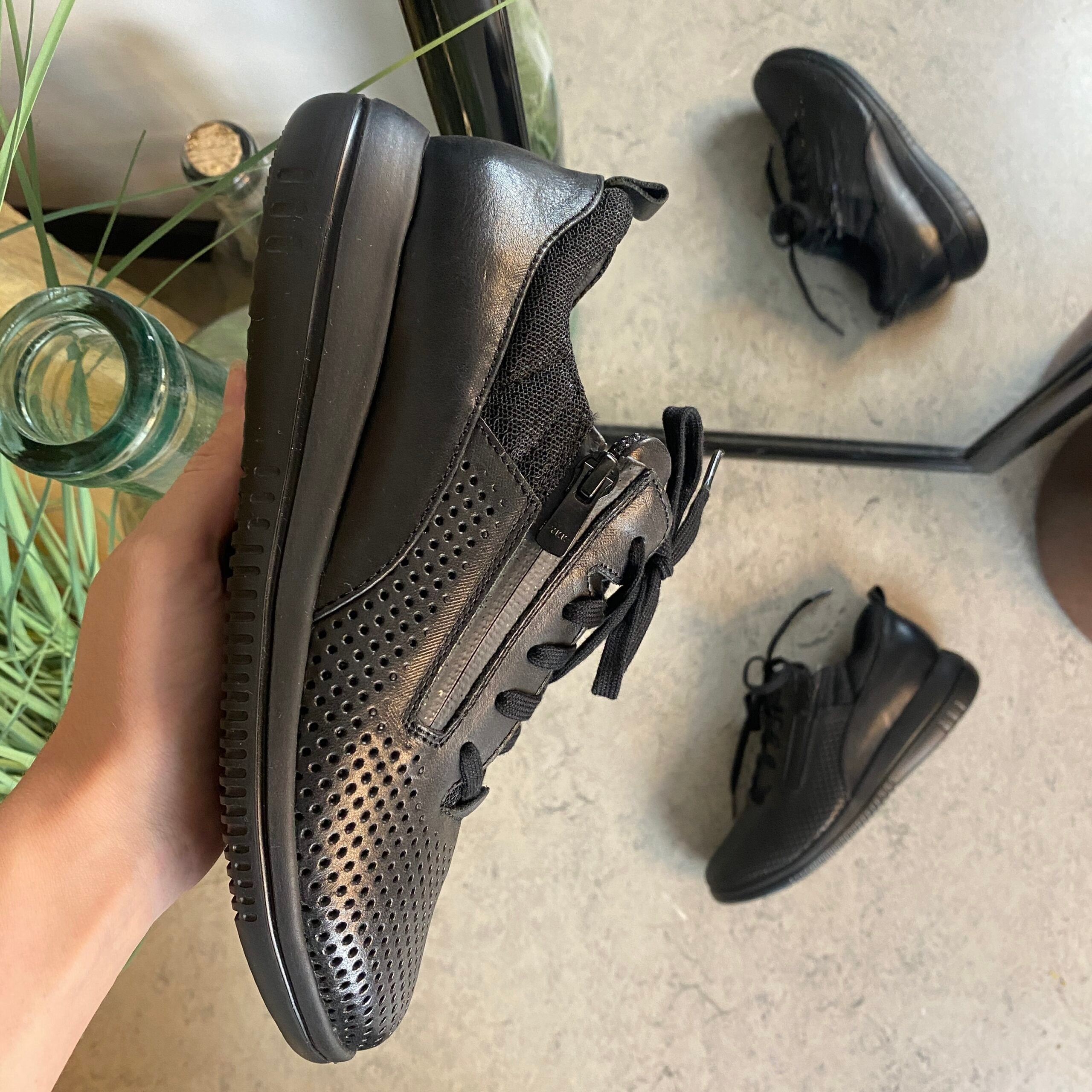 Green Comfort sko i svart med bred passform och dragkedja