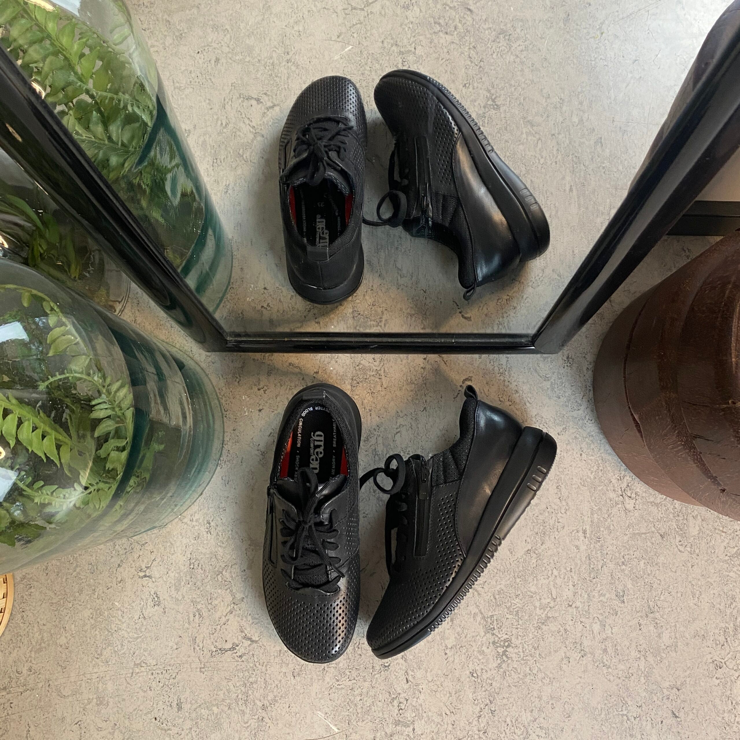 Green Comfort sko i svart med bred passform och dragkedja