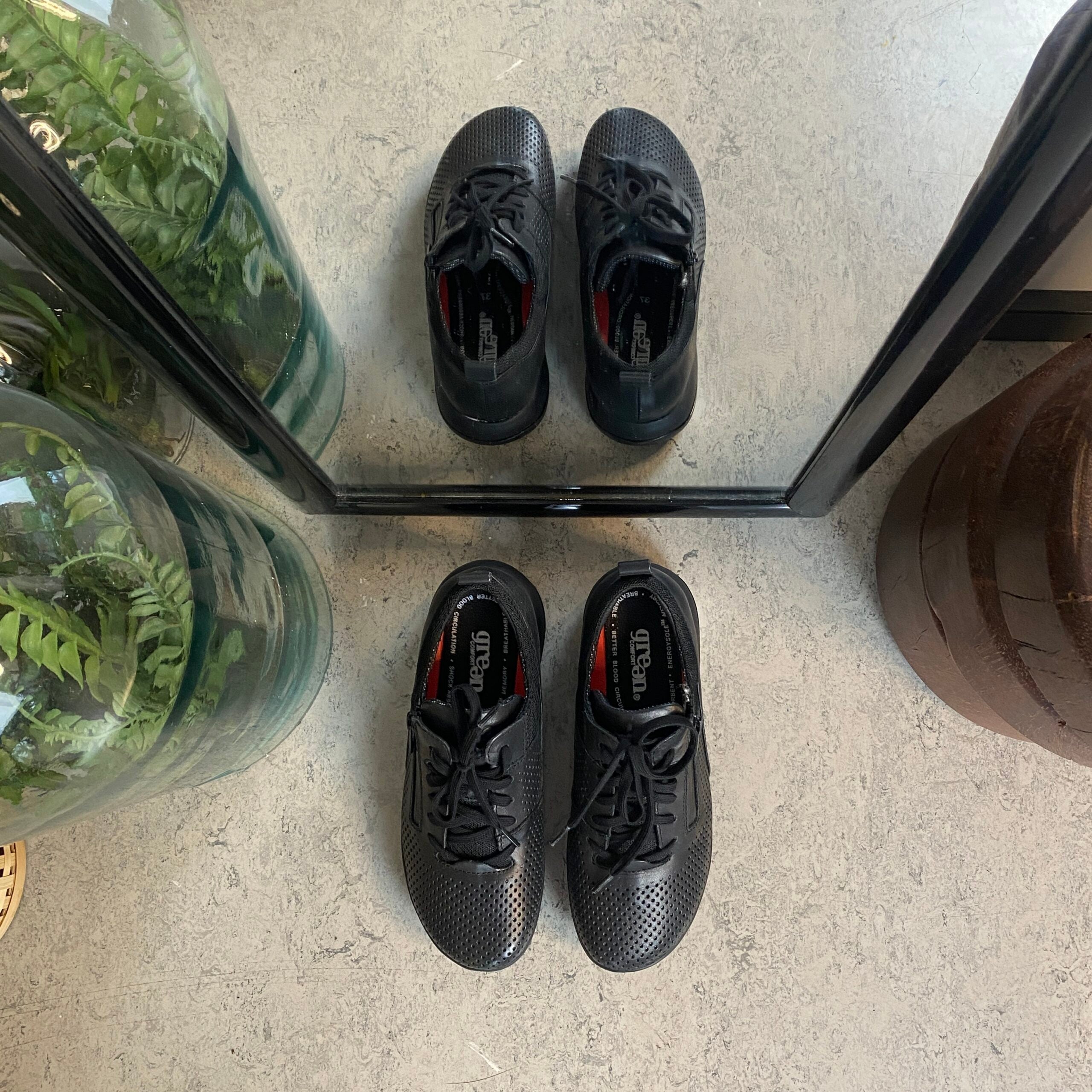 Green Comfort sko i svart med bred passform och dragkedja