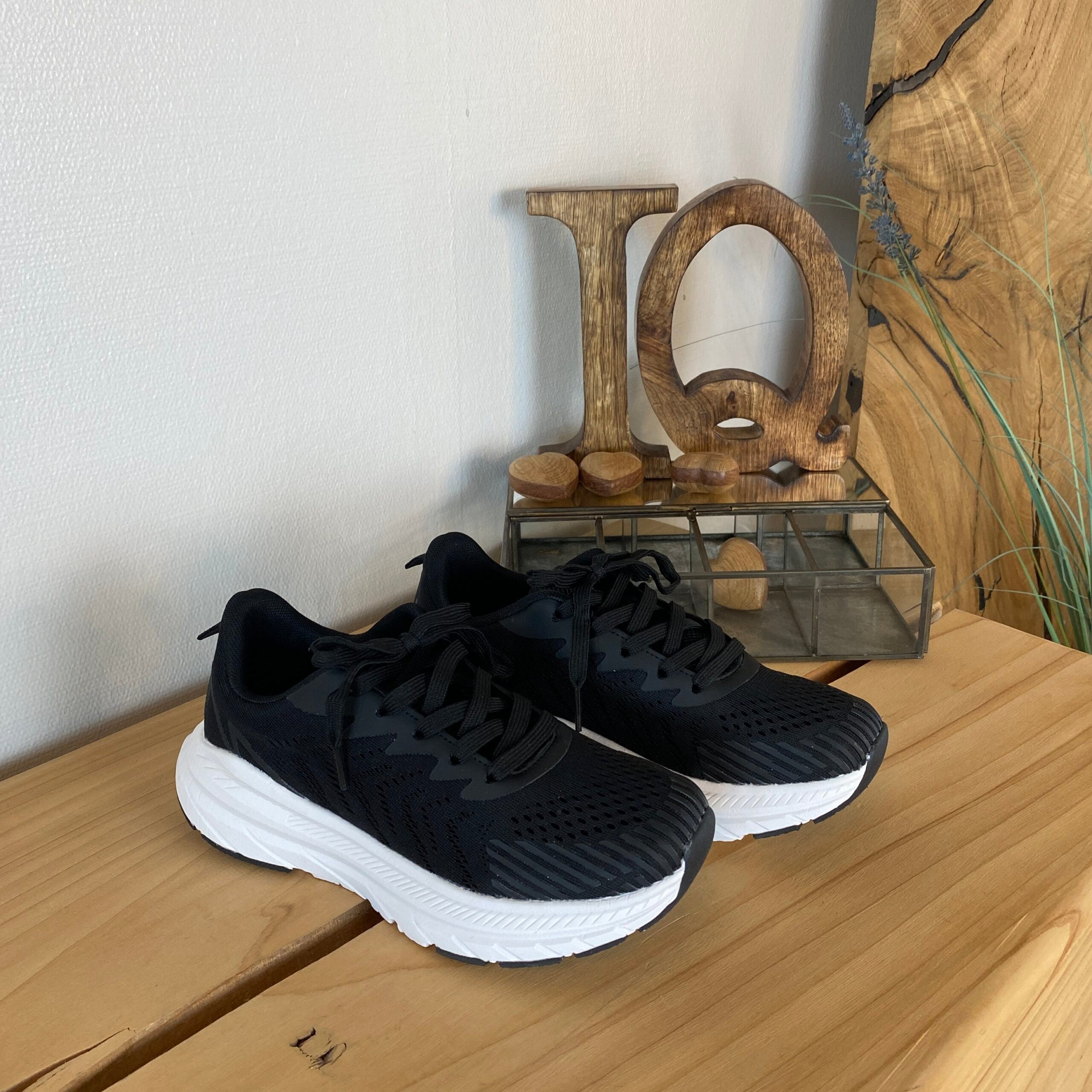 Endurance svart sneaker med vit sula – andningsbar komfort & stötdämpning