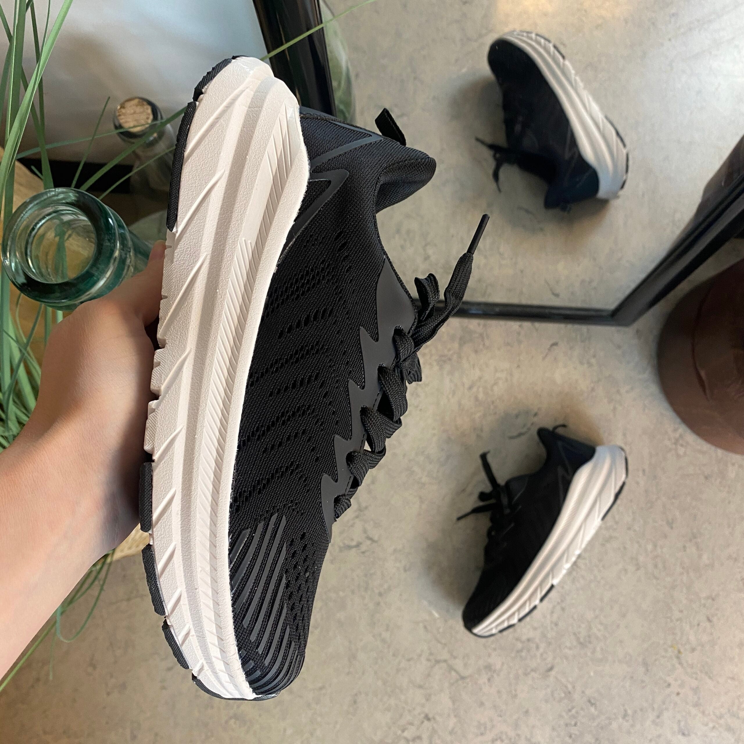 Endurance svart sneaker med vit sula – andningsbar komfort & stötdämpning