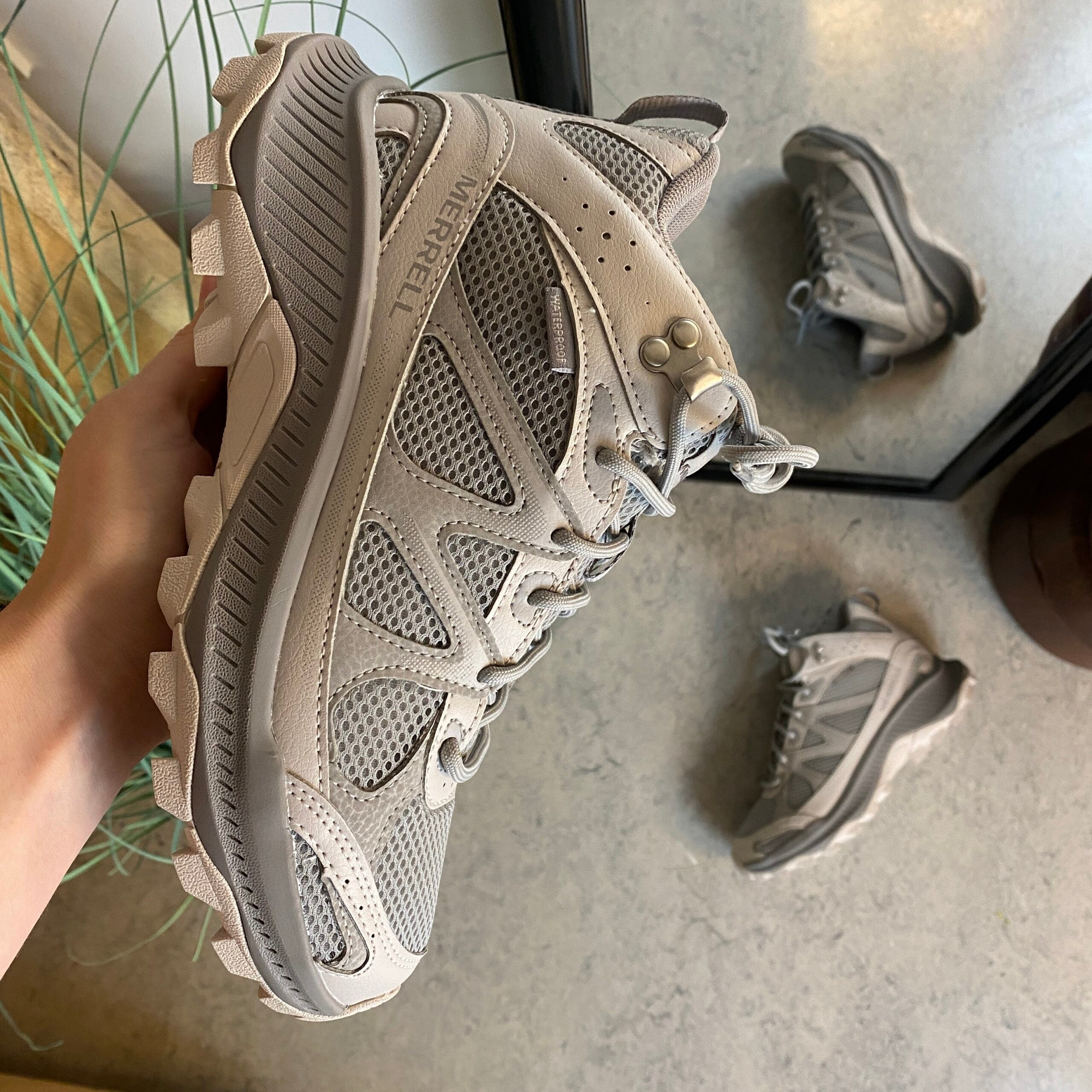 Vattentät Merrell vandringssko med andningsbart mesh och stel gång