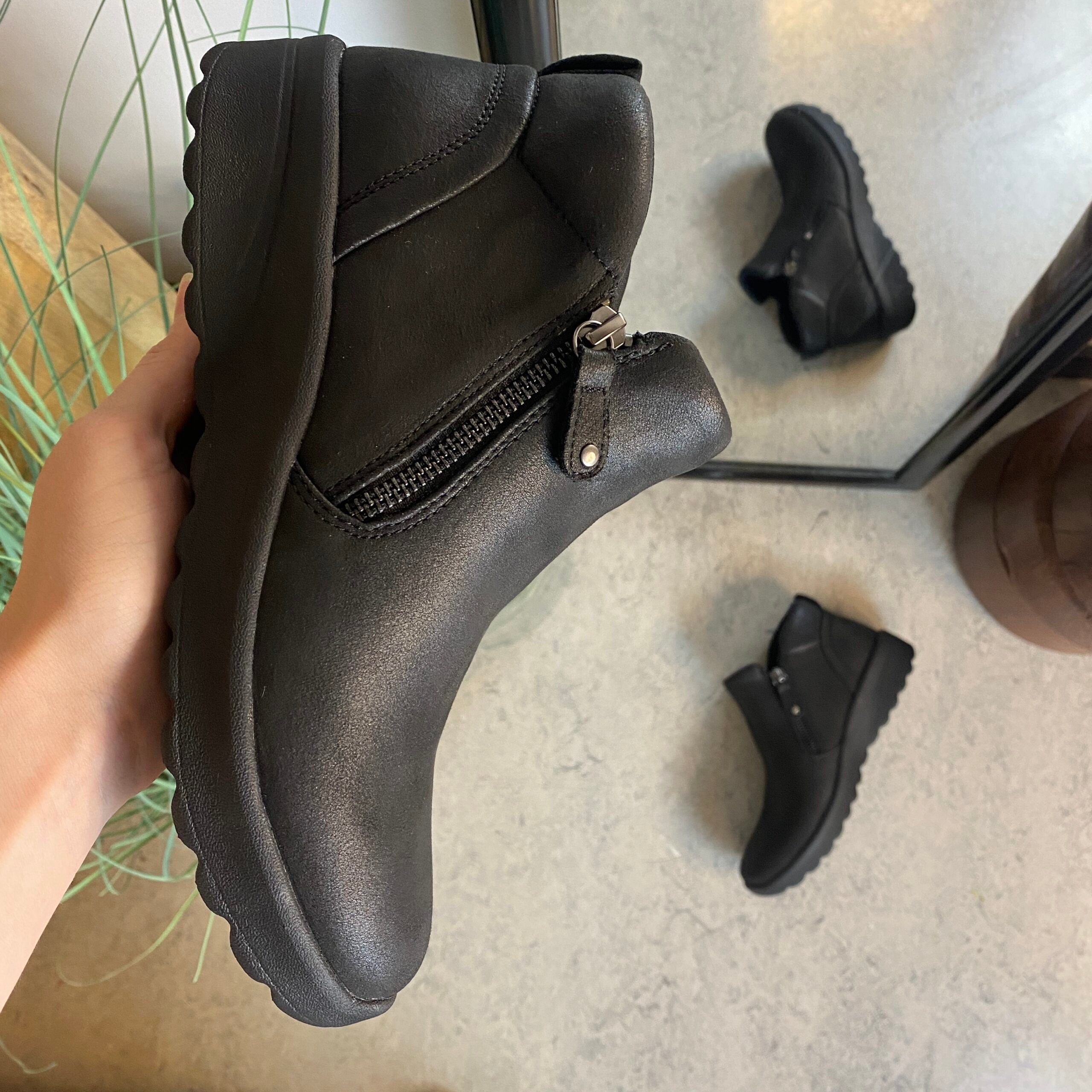Elegant svart stövlett med Memory Foam från Skechers