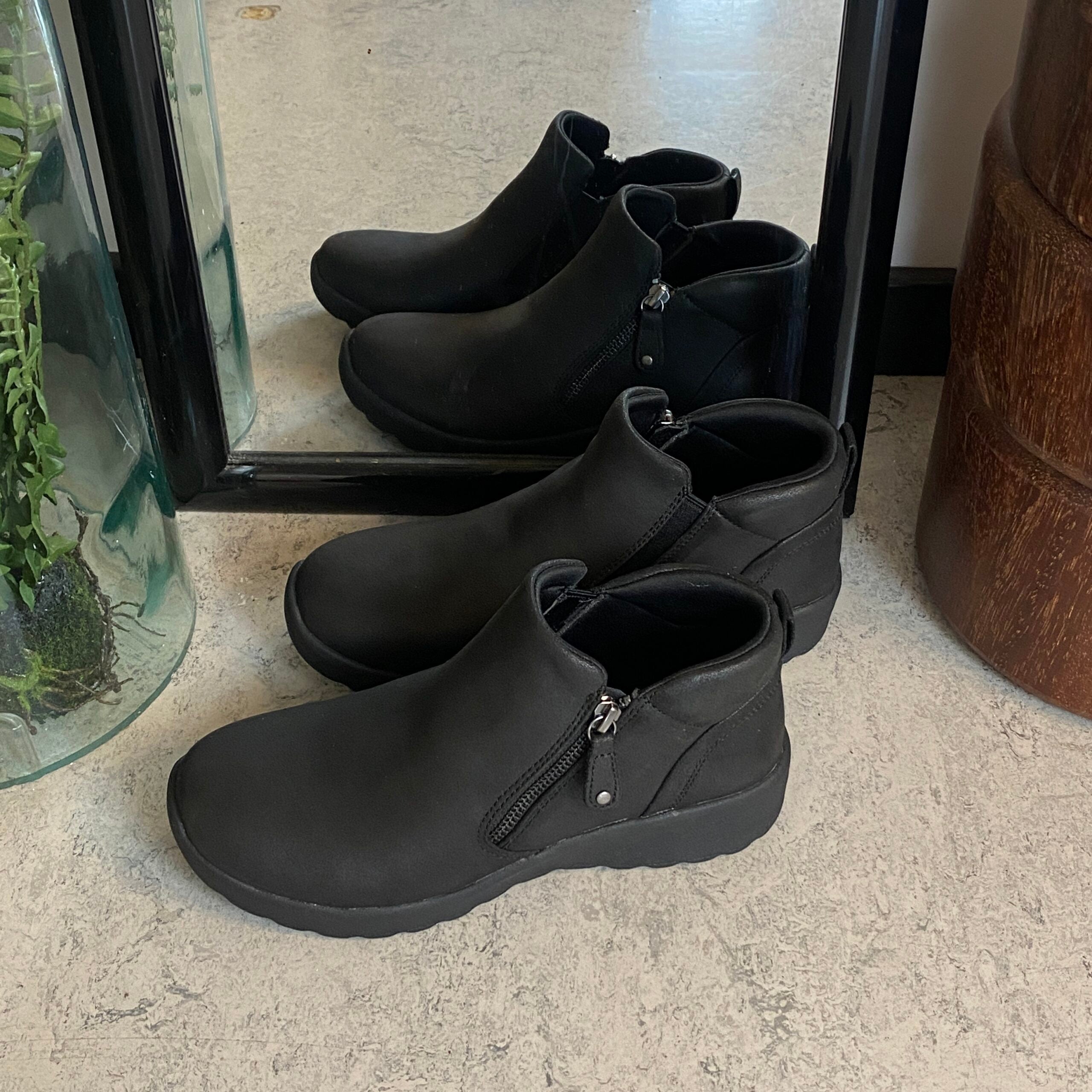 Elegant svart stövlett med Memory Foam från Skechers