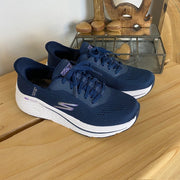 Mörkblå Slip-ins från Skechers med snörning och Max Cushion-sula