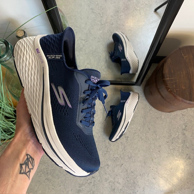 Mörkblå Slip-ins från Skechers med snörning och Max Cushion-sula