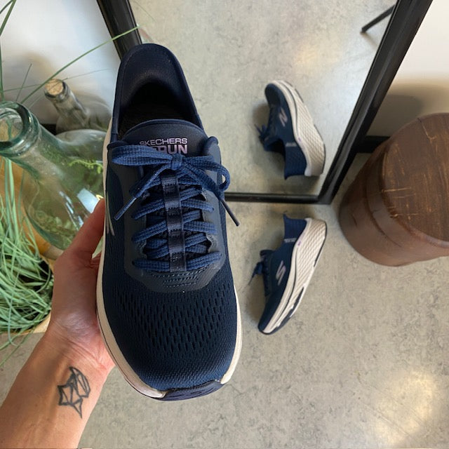 Mörkblå Slip-ins från Skechers med snörning och Max Cushion-sula