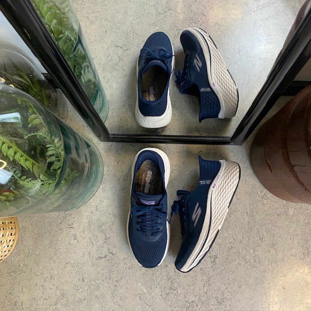 Mörkblå Slip-ins från Skechers med snörning och Max Cushion-sula