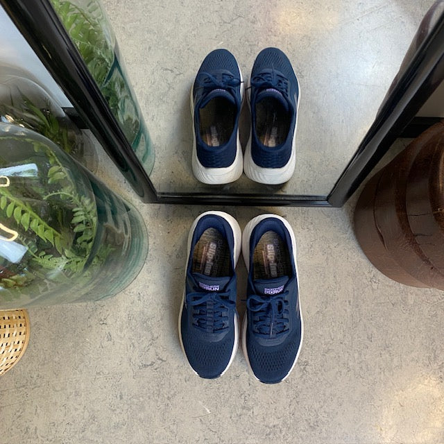 Mörkblå Slip-ins från Skechers med snörning och Max Cushion-sula