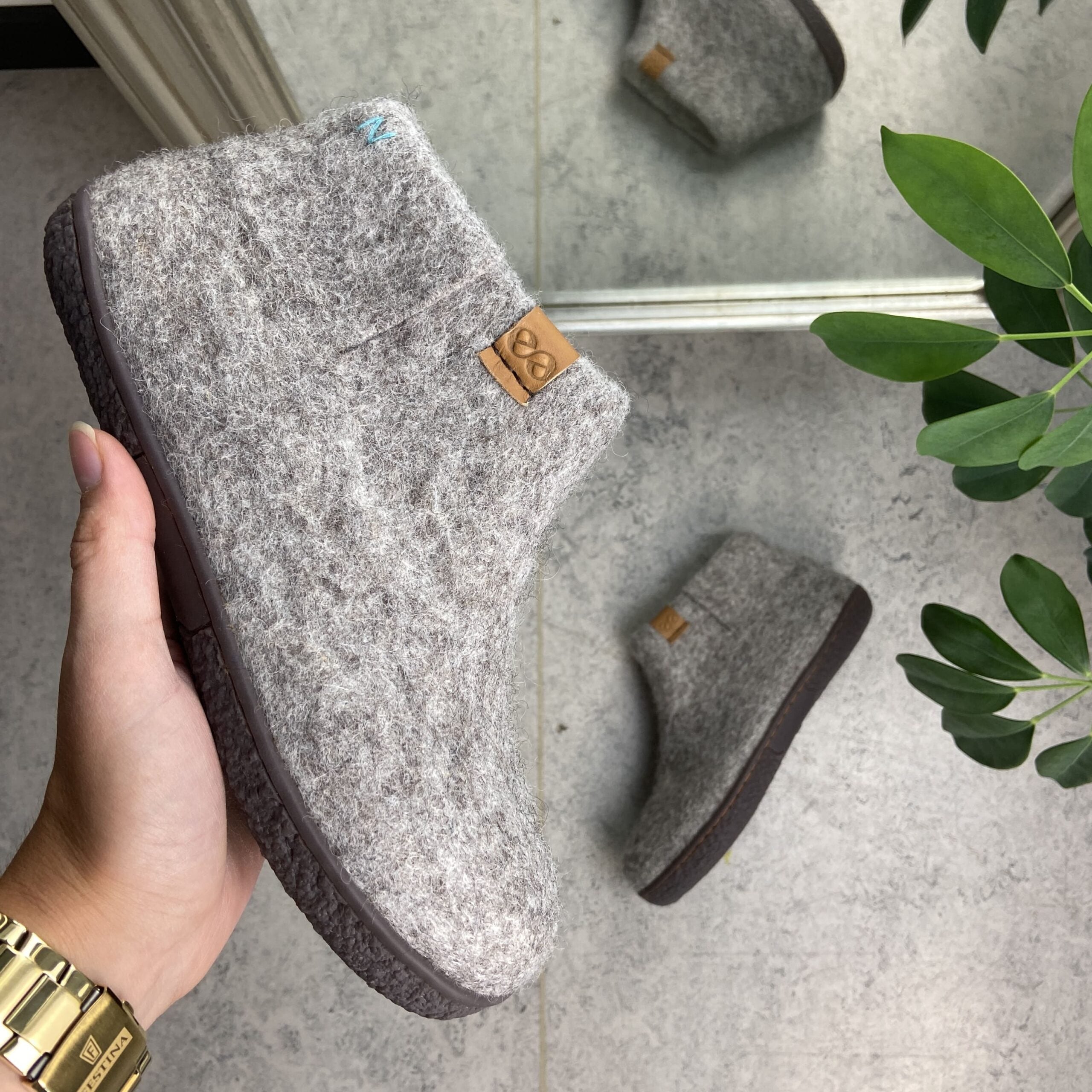 Höga ljusgrå ulltofflor med halkskyddsulor från Green Comfort