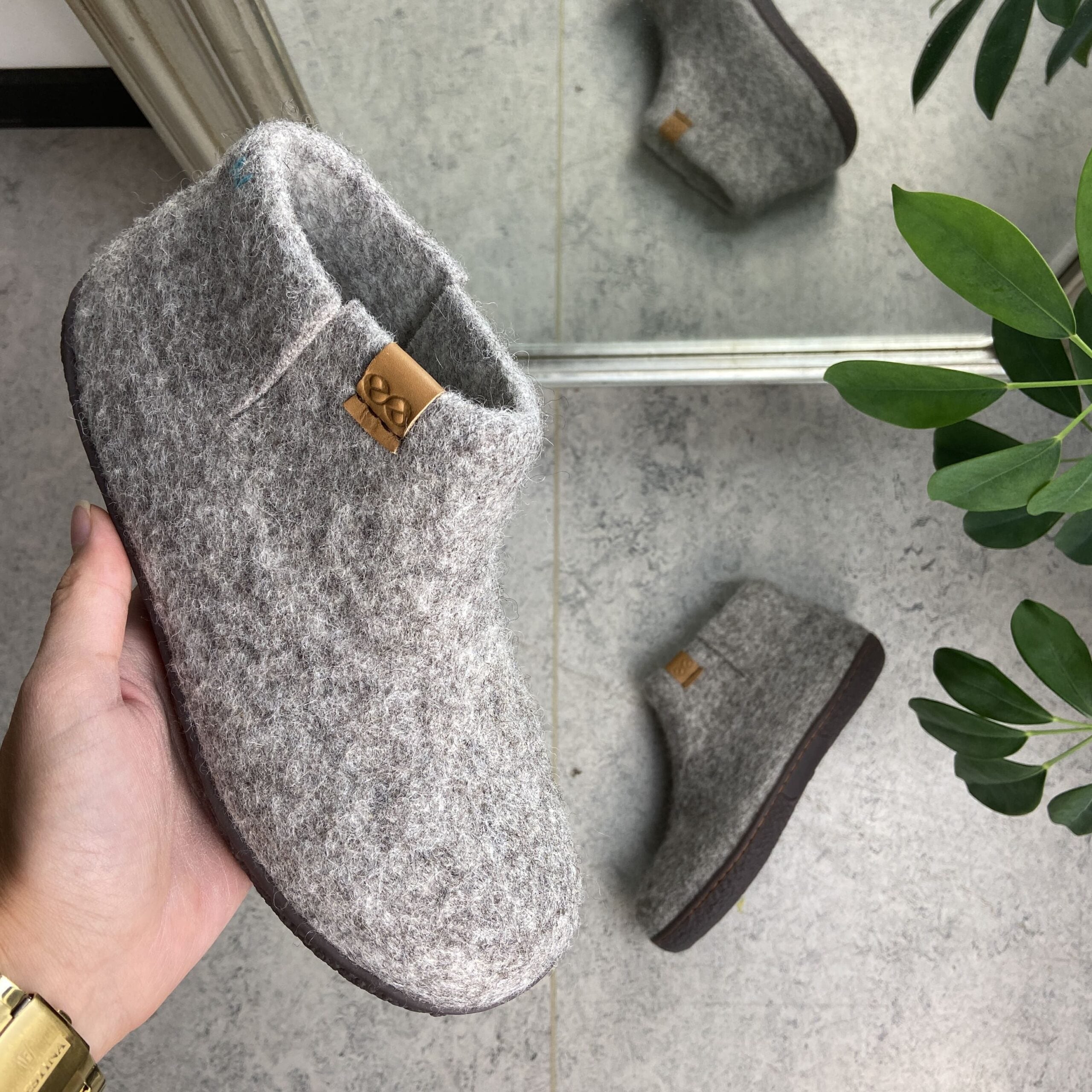 Höga ljusgrå ulltofflor med halkskyddsulor från Green Comfort