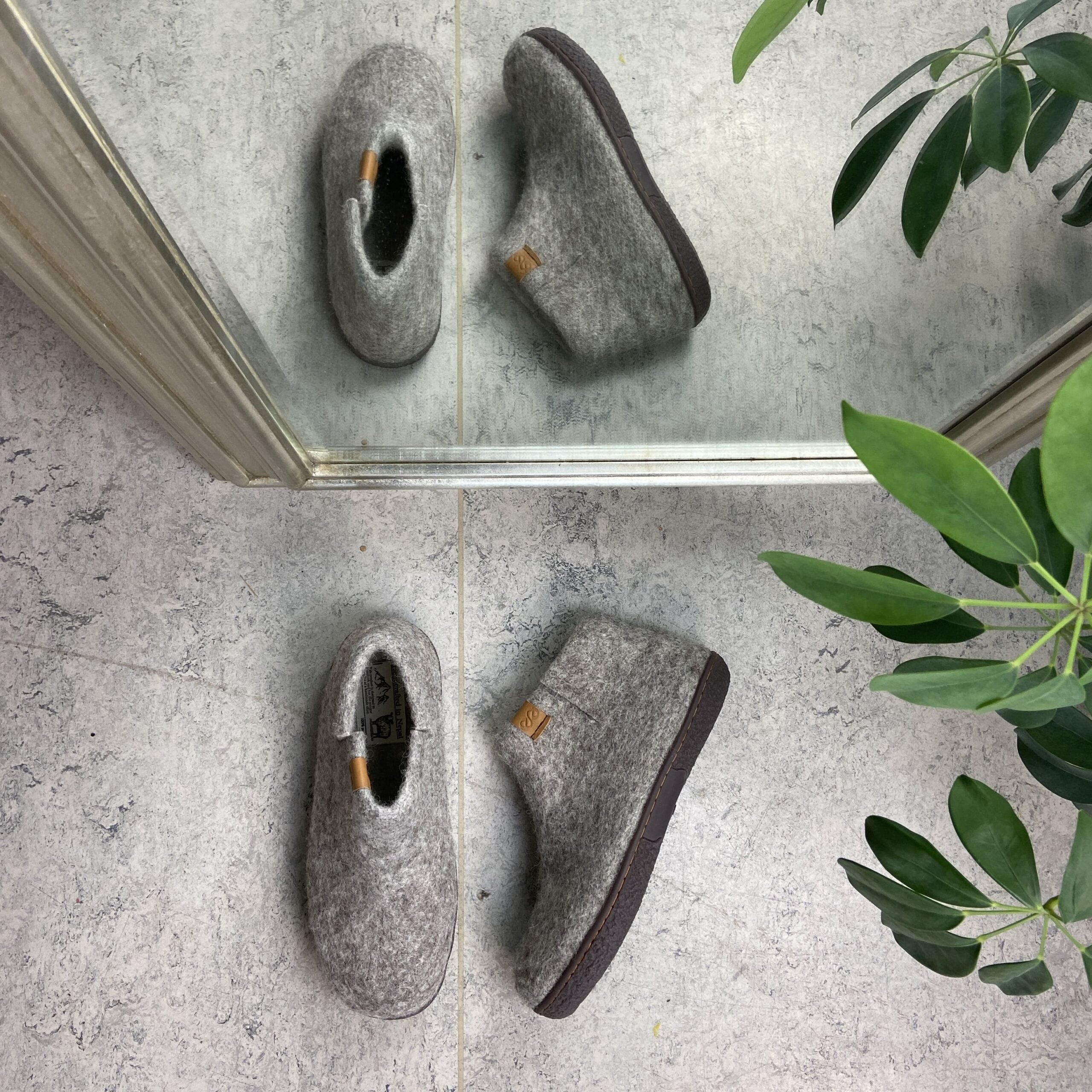 Höga ljusgrå ulltofflor med halkskyddsulor från Green Comfort