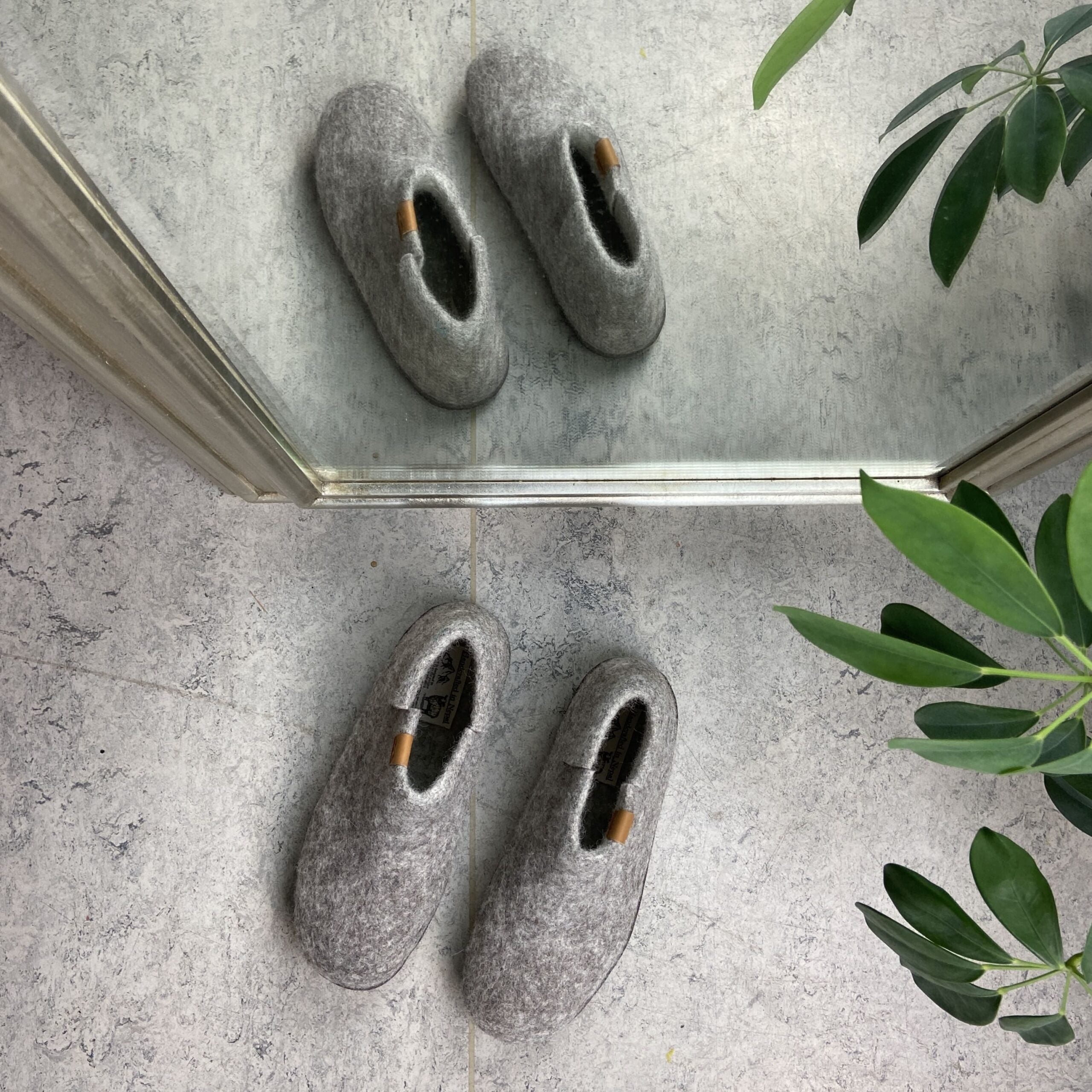 Höga ljusgrå ulltofflor med halkskyddsulor från Green Comfort