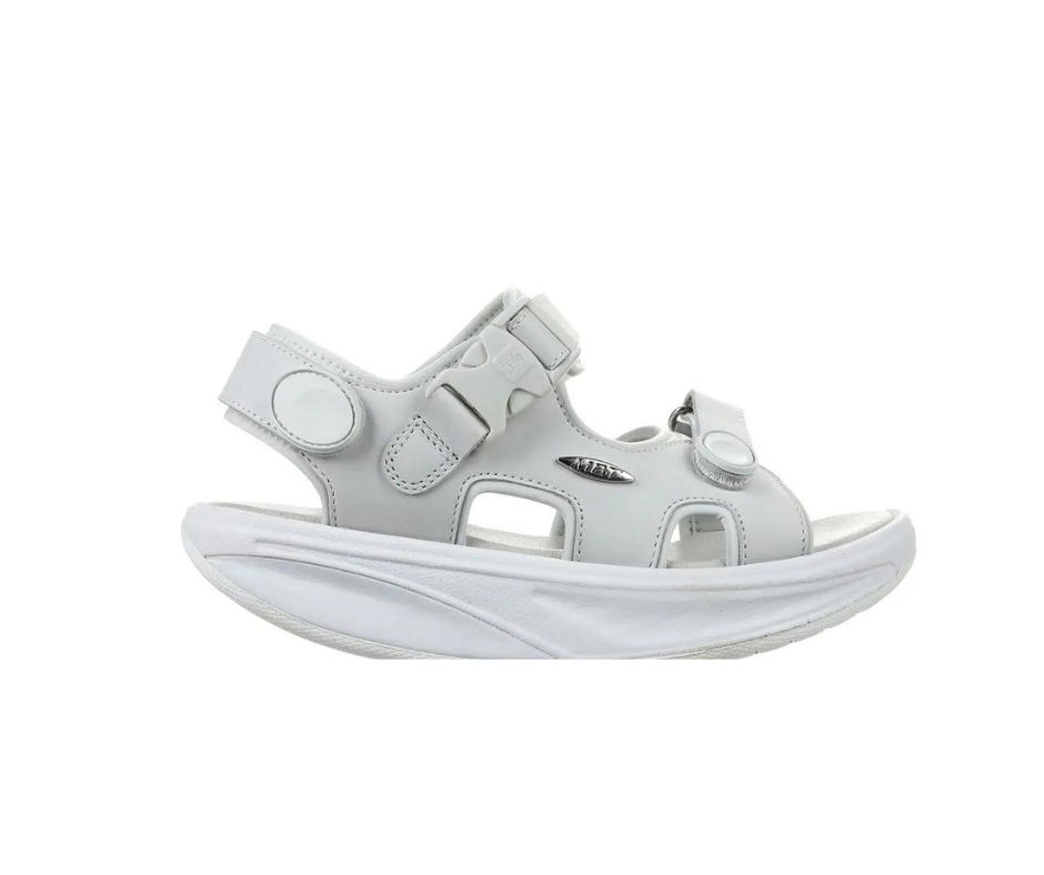 Kisumu Classic White – klassisk vit sandal från MBT
