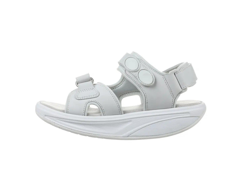 Kisumu Classic White – klassisk vit sandal från MBT