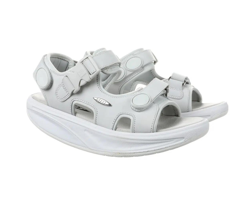 Kisumu Classic White – klassisk vit sandal från MBT