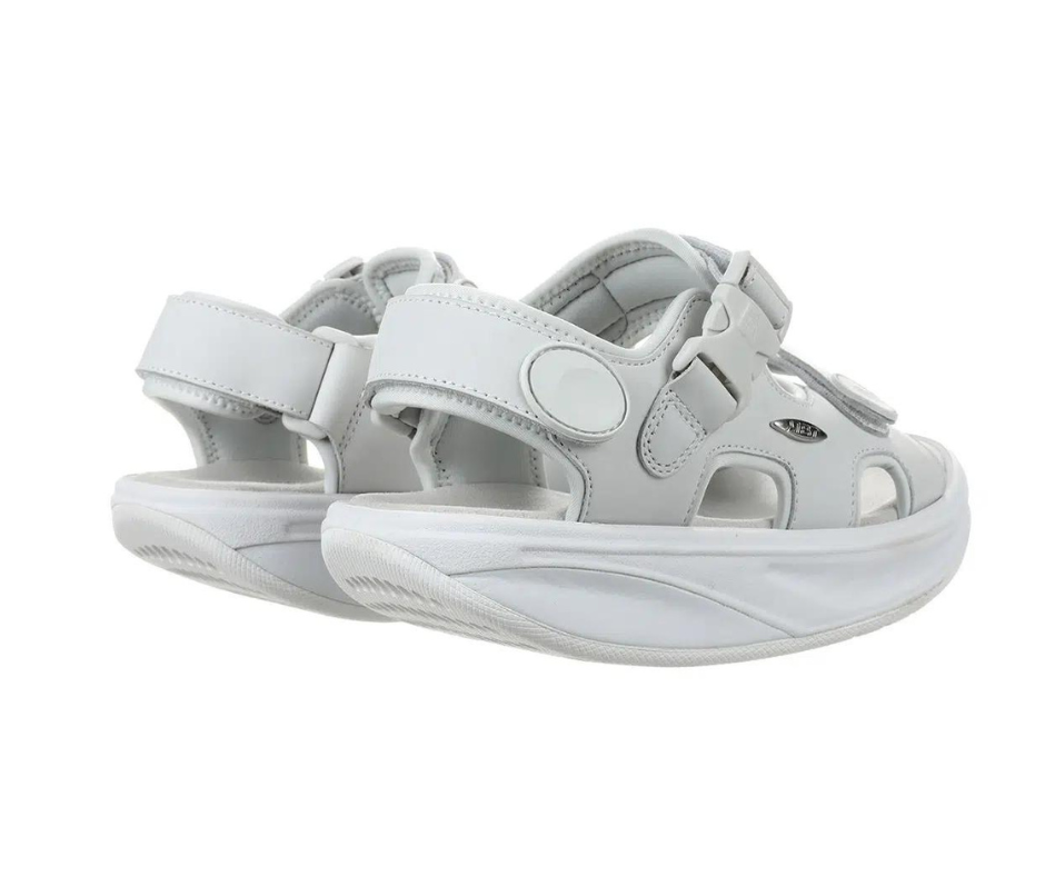 Kisumu Classic White – klassisk vit sandal från MBT