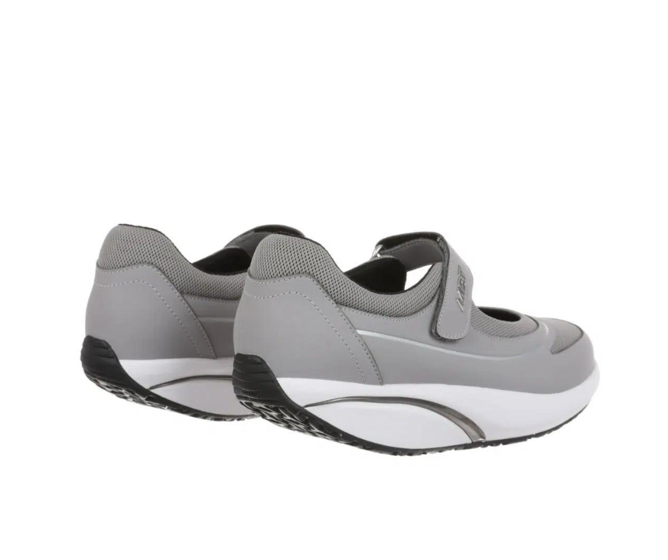 Grå stängd sandal från MBT