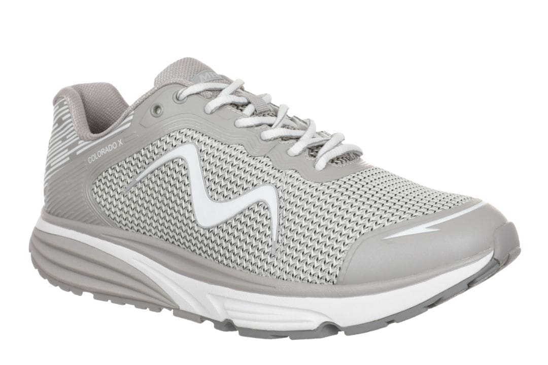 Grå og hvide MBT Colorado X dame sneakers med rullesål og mesh-overdel på hvid baggrund.