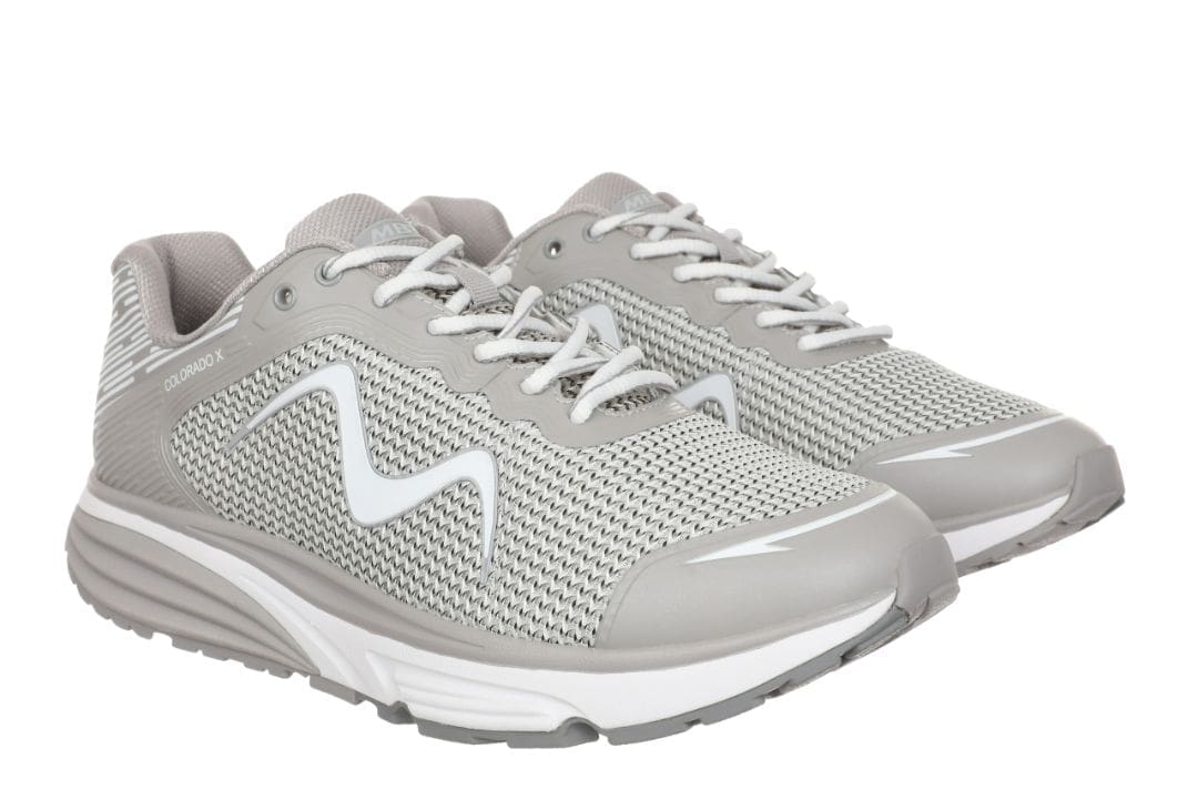 Grå og hvide MBT Colorado X sneakers til damer med fysiologisk rullesål og åndbart mesh.