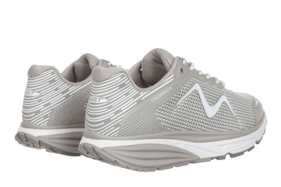 Grå og hvide MBT Colorado X sneakers til damer set bagfra med den karakteristiske rullesål og åndbar mesh.