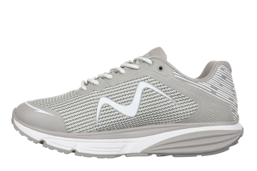 Grå MBT Colorado X dame-sneaker med hvid rullesål og åndbart mesh, set fra siden.