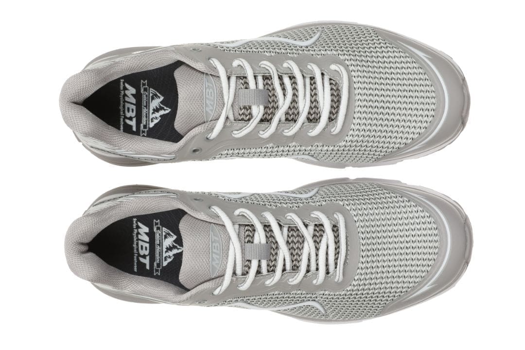Set ovenfra af Colorado X White/Grey MBT sneakers til damer med grå mesh-overdel og hvide snørebånd.