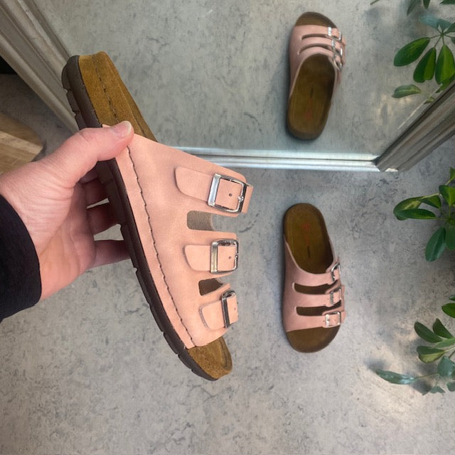 Rosa slip-on sandal i läder med smala remmar