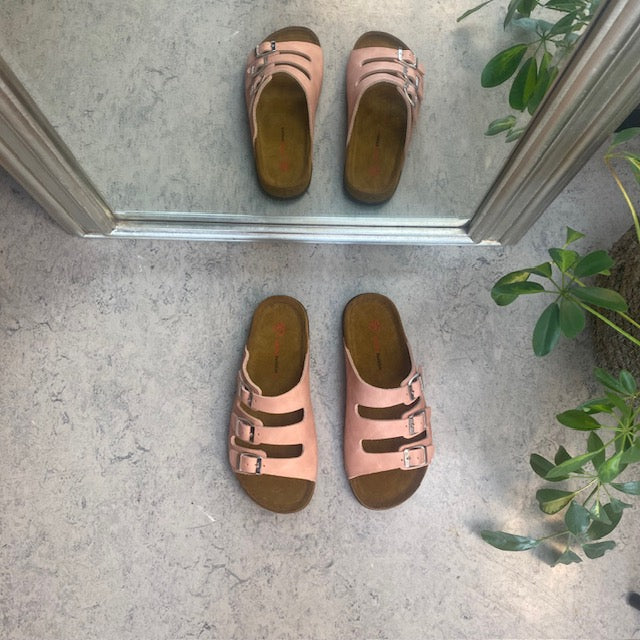 Rosa slip-on sandal i läder med smala remmar
