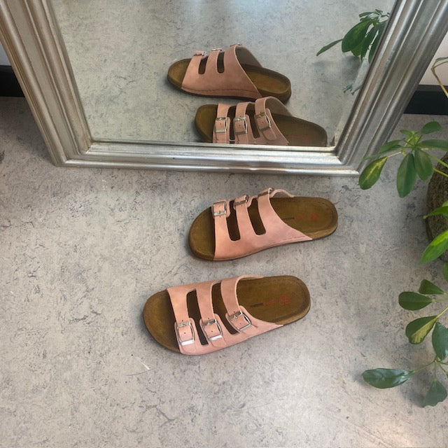 Rosa slip-on sandal i läder med smala remmar