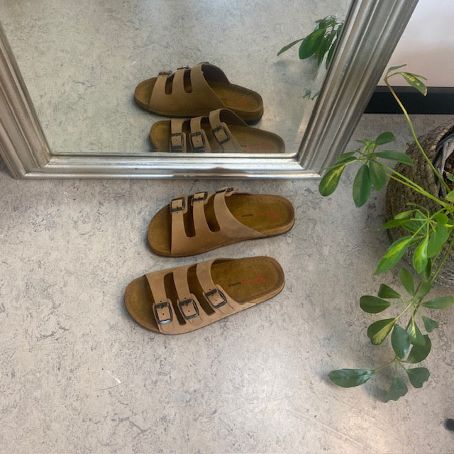 Brun slip-on sandal i läder med smala remmar