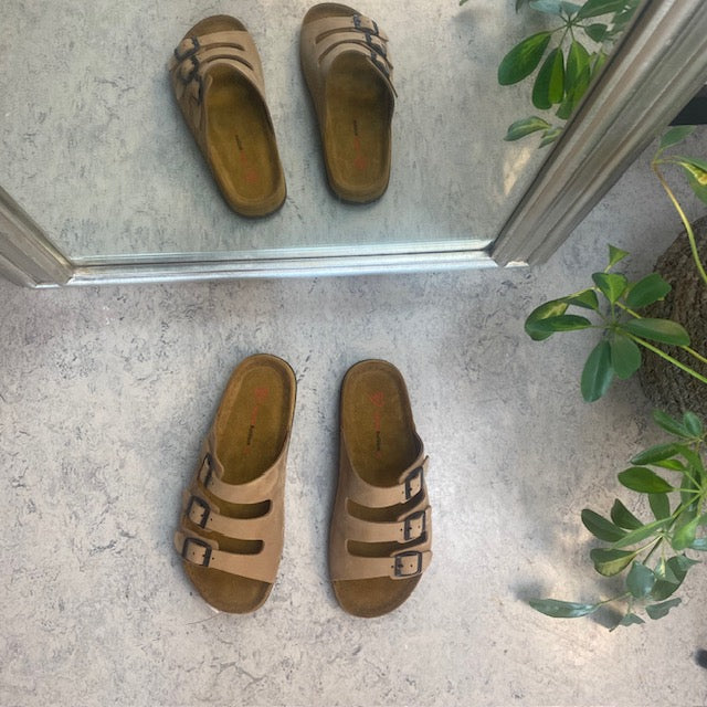 Brun slip-on sandal i läder med smala remmar