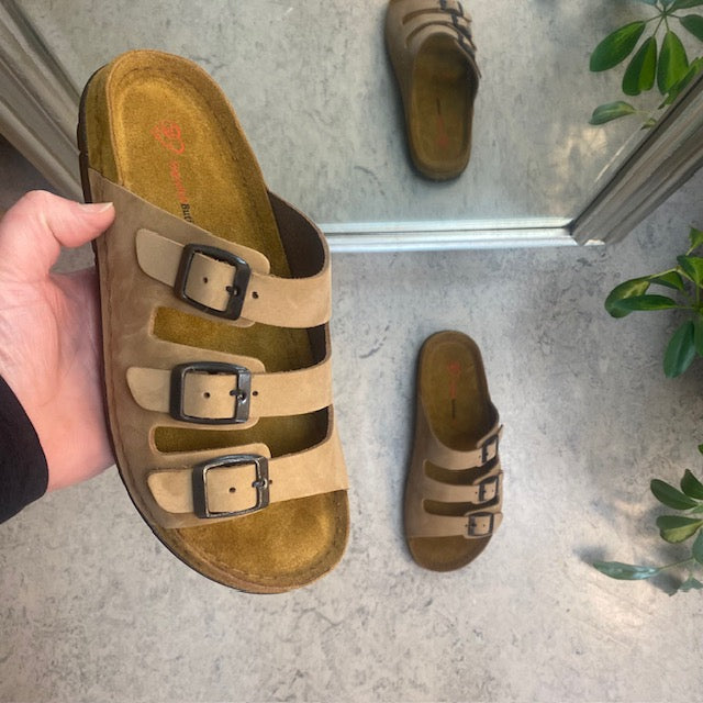 Brun slip-on sandal i läder med smala remmar