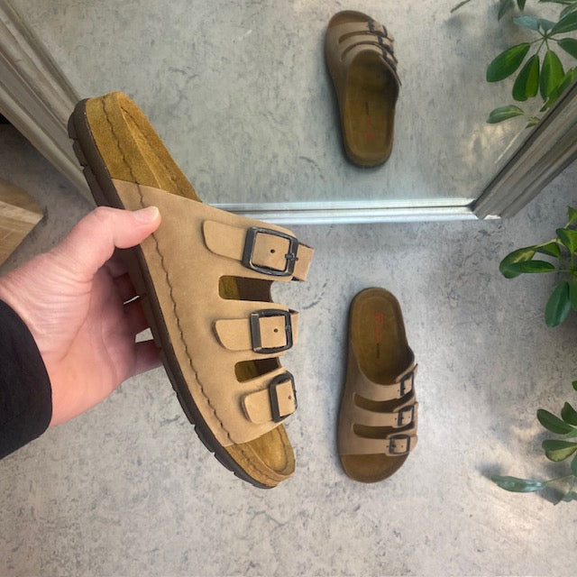 Brun slip-on sandal i läder med smala remmar