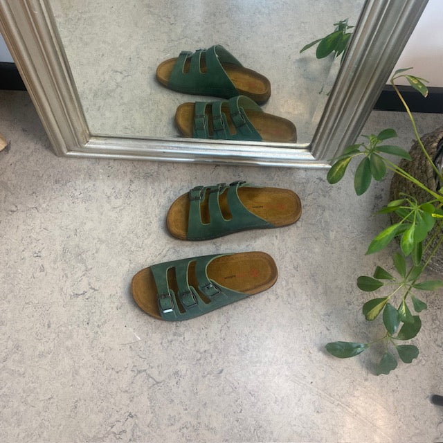 Olivgrön slip-on sandal i läder med smala remmar