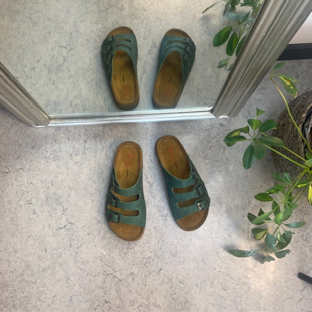 Olivgrön slip-on sandal i läder med smala remmar