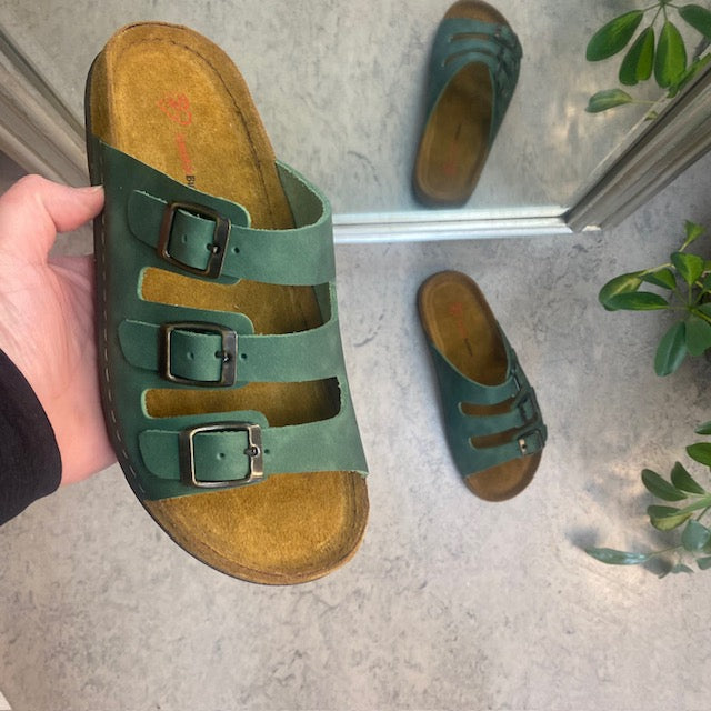 Olivgrön slip-on sandal i läder med smala remmar