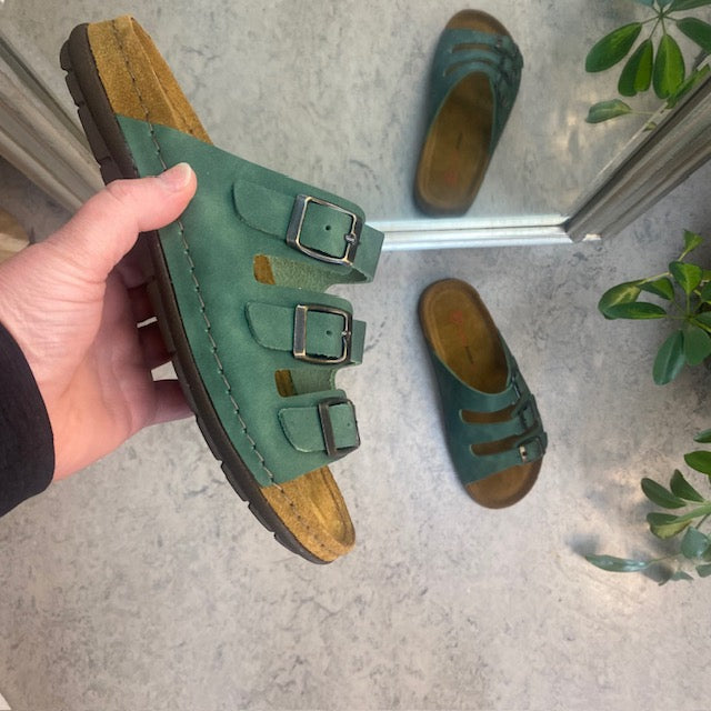 Olivgrön slip-on sandal i läder med smala remmar