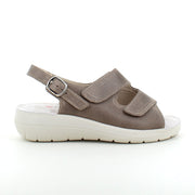 Bred ortopedisk sandal i beige med kardborre, fotvalvsstöd och extra plats för knölar