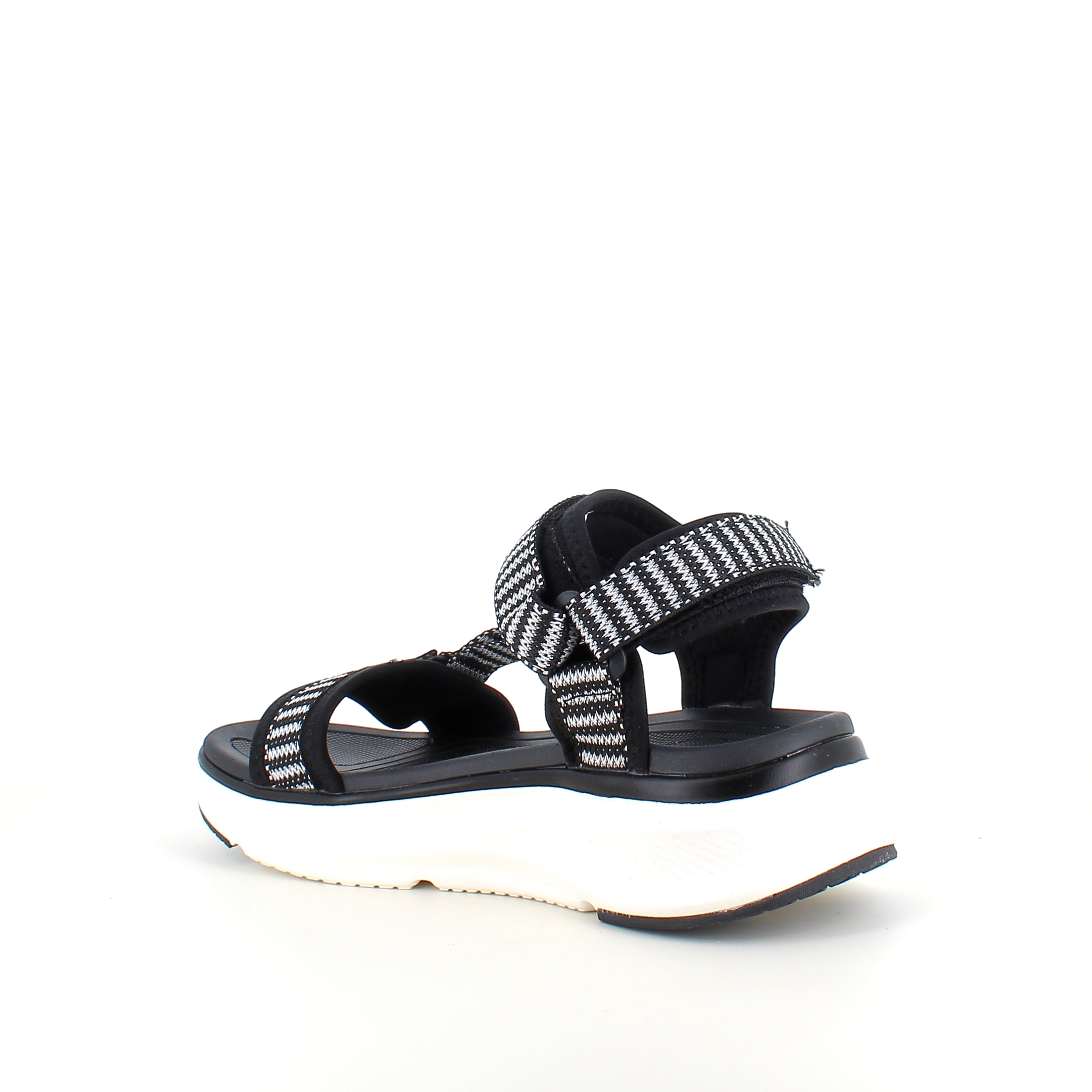 Cruz sandal i svart – stabil komfort i klassisk design