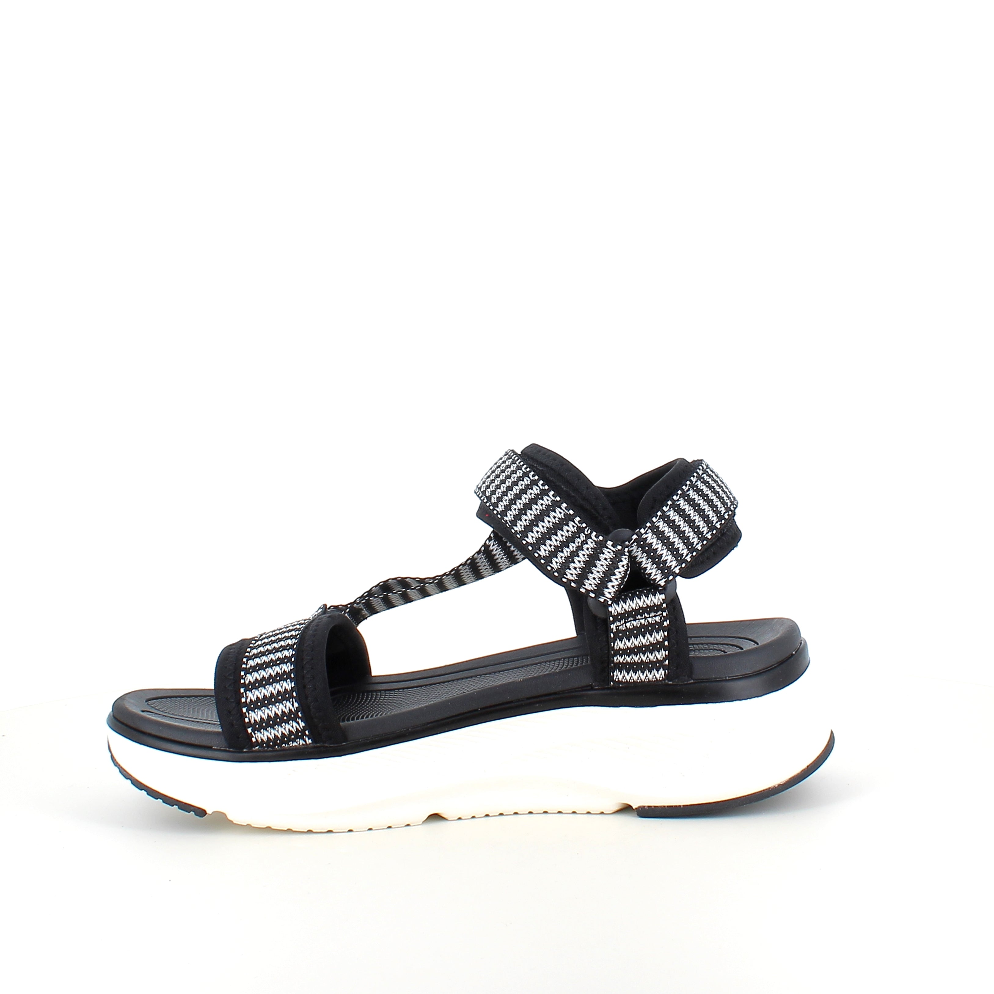 Cruz sandal i svart – stabil komfort i klassisk design