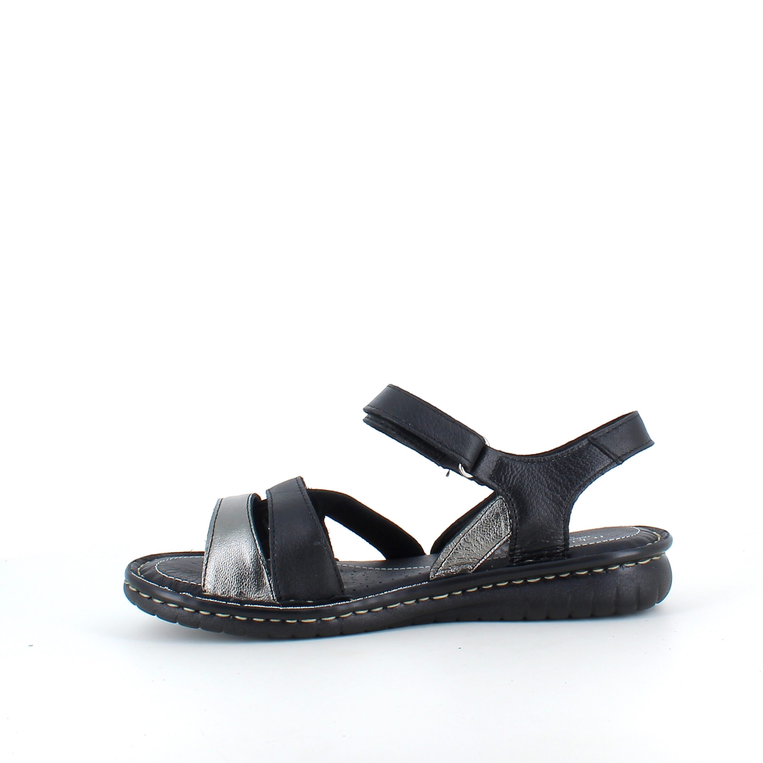 Svart skinnsandal med tre remmar och metallicdetaljer från Relaxshoe