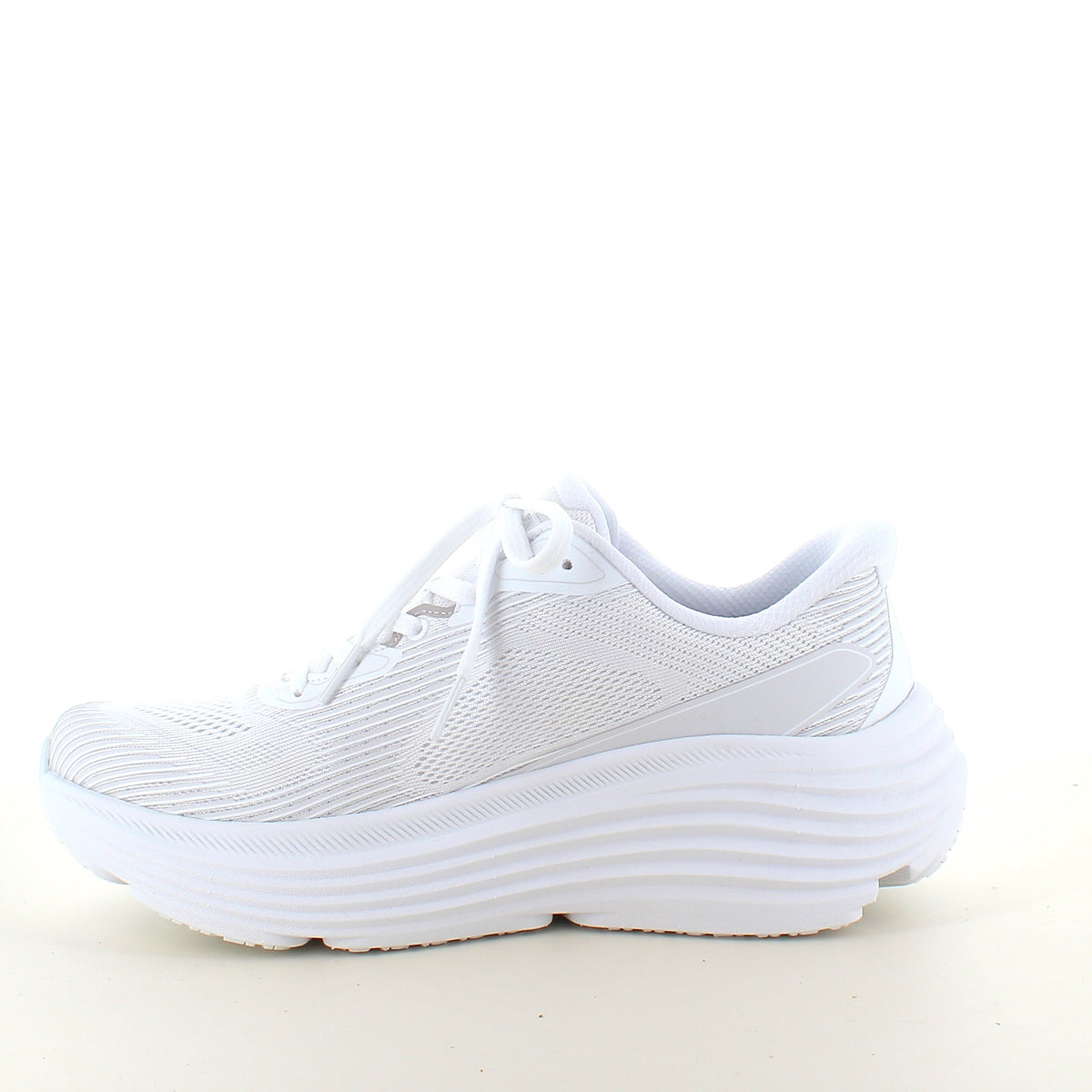 Skechers Max Cushioning vit slip-on sneaker med maximal stötdämpning