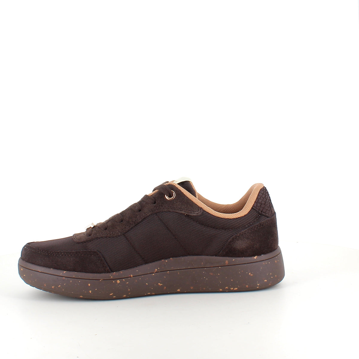 Woden Line Sneak – mörkbrun sneaker med gulddetaljer & mjuk komfort