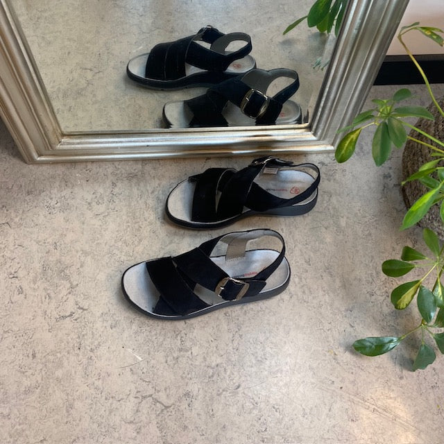 Elegant svart sandal i läder med svankstöd