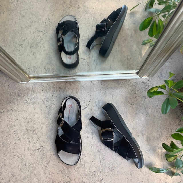 Elegant svart sandal i läder med svankstöd