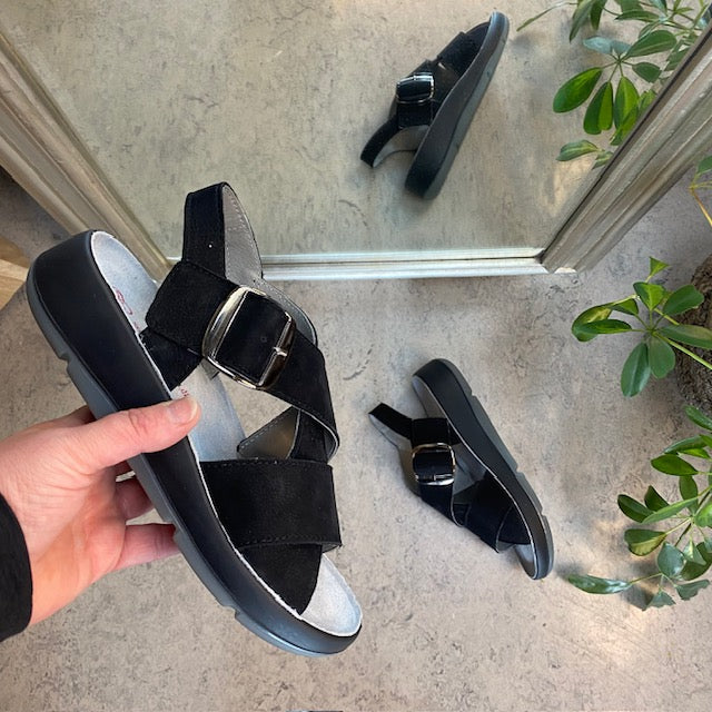 Elegant svart sandal i läder med svankstöd