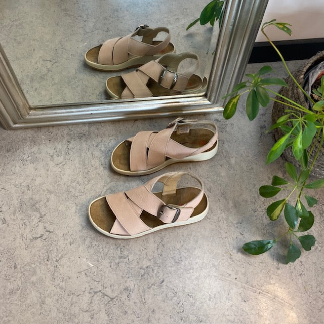Elegant rosa skinnsandal med fotvalvsstöd