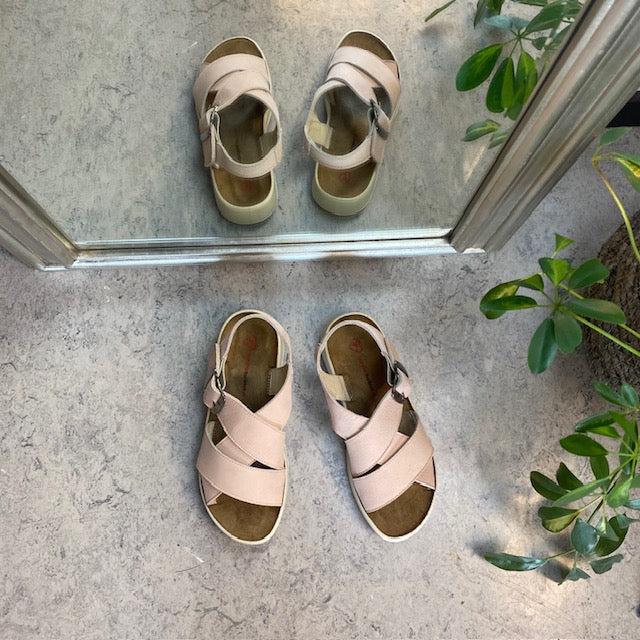 Elegant rosa skinnsandal med fotvalvsstöd