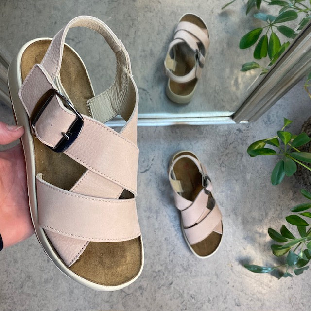 Elegant rosa skinnsandal med fotvalvsstöd